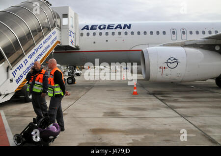 Les passagers à bord d'un Airbus A320-200 Aegean Airlines à l'aéroport international Ben Gorion, Israël Banque D'Images