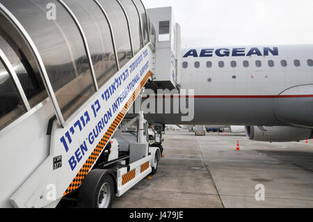 Les passagers à bord d'un Airbus A320-200 Aegean Airlines à l'aéroport international Ben Gorion, Israël Banque D'Images