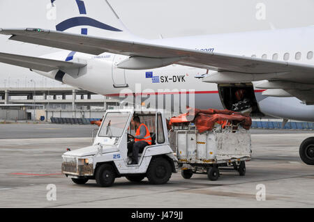 Les passagers à bord d'un Airbus A320-200 Aegean Airlines à l'aéroport international Ben Gorion, Israël Banque D'Images