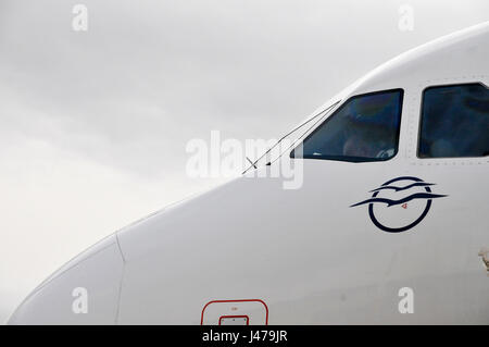 Les passagers à bord d'un Airbus A320-200 Aegean Airlines à l'aéroport international Ben Gorion, Israël Banque D'Images