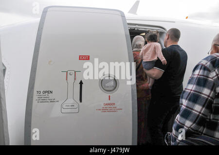 Les passagers à bord d'un Airbus A320-200 Aegean Airlines à l'aéroport international Ben Gorion, Israël Banque D'Images