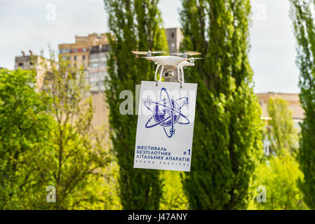 Kiev, Ukraine - le 29 avril 2017 : Drone quadcopter vole avec une affiche au cours du premier Festival de drone à Kiev, Ukraine. Banque D'Images