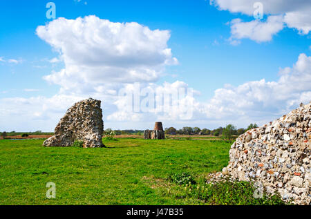 Une vue sur les ruines de l'abbaye St Benet et moulin de drainage de l'est sur les Norfolk Broads près de Ludham, Norfolk, Angleterre, Royaume-Uni. Banque D'Images