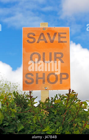 A sauver notre boutique sign dans la campagne près de l'Itteringham Norfolk, Norfolk, Angleterre, Royaume-Uni. Banque D'Images