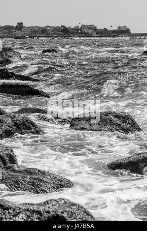 Les vagues s'écraser sur la falaise de Forio d'Ischia, Italie Banque D'Images