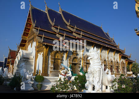 Lion mythique Singha figure devant le grand hall du temple bouddhiste de Wat Ban Den, Mae Taeng, Chiang Mai, Thaïlande Banque D'Images
