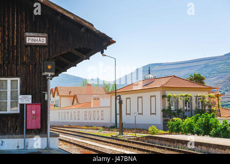 Whitehouse Portugal gare, de la gare et à côté de la plate-forme vintage house dans la vallée du Douro porto ville de Pinhao, Portugal Banque D'Images