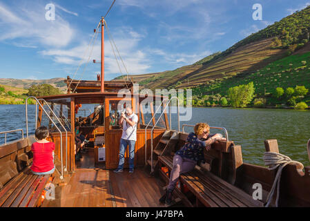 La vallée de la rivière Douro, les touristes dans une excursion en bateau rabelo traditionnel le port région viticole de la vallée du Douro, Portugal. Banque D'Images