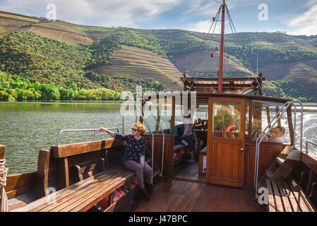 La vallée de la rivière Douro, les touristes dans la vallée du Douro tour le Rio Douro dans un bateau rabelo, Portugal. Banque D'Images