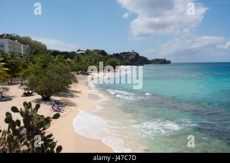 Une vue aérienne de nageurs dans la mer à Magazin Beach dans le sud-ouest de la Grenade, dans les Caraïbes Banque D'Images