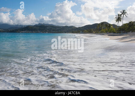 Surfez sur la plage de Grand'Anse et la vue sur la côte autour de St George's, Grenade, dans les Antilles, les Caraïbes. Banque D'Images