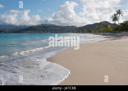 Surfez sur la plage de Grand'Anse et la vue sur la côte autour de St George's, Grenade, dans les Antilles, les Caraïbes. Banque D'Images