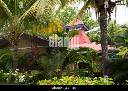 La plantation tropicale luxuriante autour de boutiques dans le Port Louis Marina près de St George's, la capitale de la Grenade, dans les Antilles, Caraïbes Banque D'Images