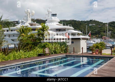 Disponibles à proximité d'une piscine dans le Port Louis Marina, St George's, Grenade, Antilles, Caraïbes Banque D'Images