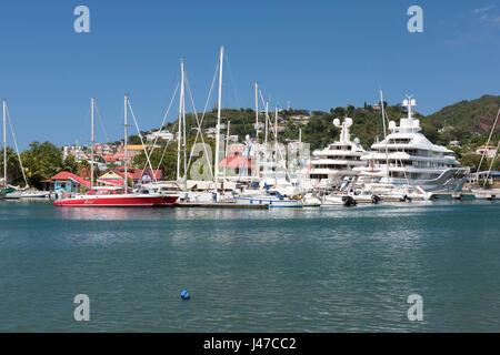 De grands yachts amarrés dans la Marina de Port Louis, St George's, Grenade, Antilles, Caraïbes Banque D'Images