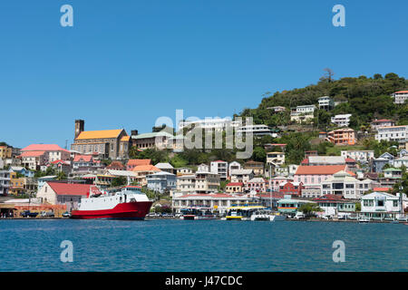 Bateaux dans le Carenage entouré de bâtiments colorés sur une colline à Saint George's, capitale de la Grenade, Antilles, Caraïbes Banque D'Images