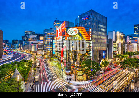 TOKYO, JAPON - 9 mai 2017 : Le quartier de Ginza de nuit. Ginza est un quartier commerçant haut de gamme populaire de Tokyo. Banque D'Images