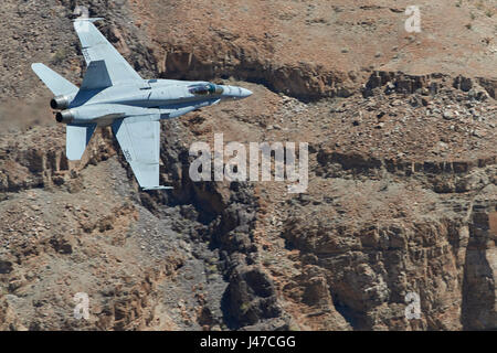 United States Navy F/A-18C, Hornet, volant à haute vitesse et faible niveau. Par le biais d'un Canyon du désert. Banque D'Images