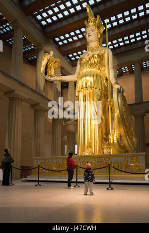 Or énorme hommage à la statue d'Athéna Parthenos dans le Parthénon, Nashville Banque D'Images