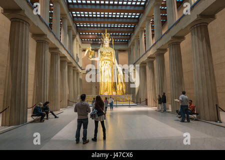 Or énorme hommage à la statue d'Athéna Parthenos brille dans le Parthénon, Nashville Banque D'Images