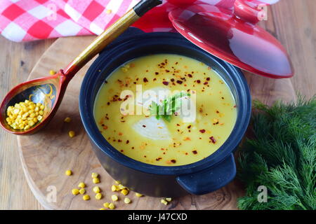 Bouillie de pois dans un pot noir sur un fond de bois. L'alimentation saine, de l'alimentation pour le serrage. Banque D'Images