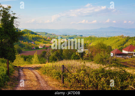 Village serbe paysage, printemps, au cours de la journée. Banque D'Images