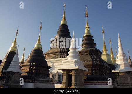 Chedis (stupas) représentant les signes du zodiaque au temple bouddhiste de Wat Ban Den, Mae Taeng, Chiang Mai, Thaïlande Banque D'Images