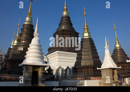 Chedis (stupas) représentant les signes du zodiaque au temple bouddhiste de Wat Ban Den, Mae Taeng, Chiang Mai, Thaïlande Banque D'Images