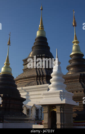 Chedis (stupas) représentant les signes du zodiaque au temple bouddhiste de Wat Ban Den, Mae Taeng, Chiang Mai, Thaïlande Banque D'Images