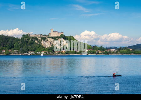 Magnifique vue sur Château et Rocca d'Angera en face d'Arona, sur le Lac Majeur, Lombardie, Italie. Banque D'Images