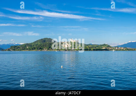 Magnifique paysage de Château et Rocca d'Angera en face d'Arona, sur le Lac Majeur, Lombardie, Italie. Banque D'Images