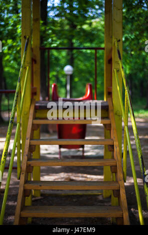 Détails de l'aire de jeux dans le parc de la ville, vue sur des escaliers en bois dans le cadre d'un toboggan. Banque D'Images