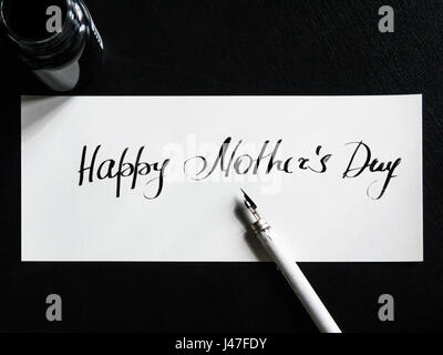 Happy Mother's Day la calligraphie et lattering carte postale. Vue d'en haut. Banque D'Images