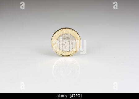La nouvelle pièce d'une livre sterling de près, studio shot macro contre un fond blanc réfléchissant Banque D'Images