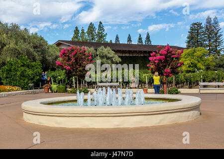 Fontaine d'eau, entrée privée, Robert Mondavi Winery, Oakville, Napa Valley, Comté de Napa, Californie Banque D'Images