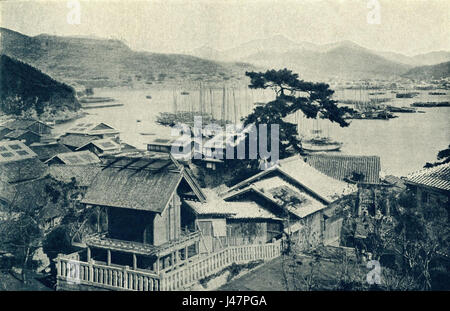 Cette photographie capture la vue de la baie de Nagasaki avant 1902, montrant la zone portuaire et les paysages environnants de Nagasaki, au Japon, à la fin du XIXe siècle. Banque D'Images
