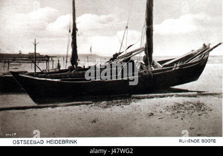 Ostseebad Heidebrink est une zone de villégiature côtière connue pour sa scène portuaire tranquille. Le titre fait référence aux bateaux au repos, probablement amarrés le long du rivage, offrant une atmosphère tranquille typique des villes balnéaires. L’accent est mis sur le calme des bateaux et le cadre naturel. Banque D'Images
