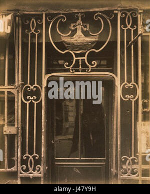 Cette photographie, prise par EugÃ¨ne Atget, représente l’emblématique rue Montmartre 121 à Paris. Le travail de Atgetâ€™, axé sur la capture de l’essence des rues parisiennes, met en valeur la vie urbaine et les détails architecturaux du début du XXe siècle, contribuant ainsi à la documentation de la culture et de l’histoire parisiennes. Banque D'Images