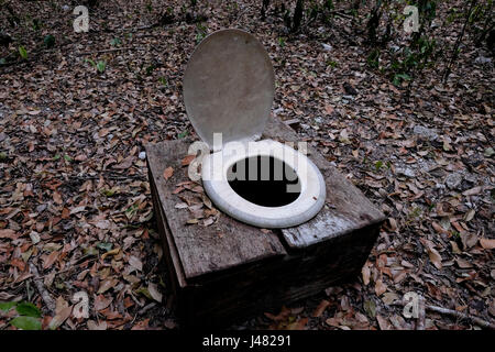 Une piscine toilettes au camping à El Mirador un grand établissement maya précolombienne, situé dans un site distant en pleine jungle dans le nord du département d'El Petén, Guatemala Banque D'Images