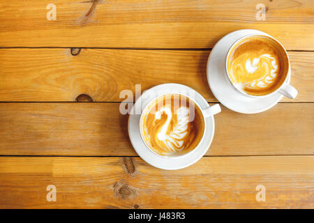 Deux tasses de Cappuccino de droit avec un motif sur la peau Banque D'Images