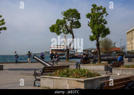 Les personnes en attente de ferry à côté de l'arrêt de Ferry de Besiktas à Istanbul, Turquie Banque D'Images