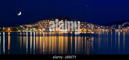 Nuit panorama de la ville de Poros sous la lune Banque D'Images