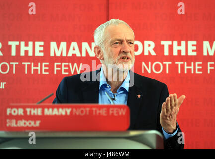 Leader du travail lance Jeremy Corbyn's plans d'éducation au cours d'une visite à Leeds City College. Banque D'Images