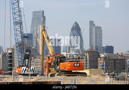 Projet Thames Tideway, Londres. Une grue excavatrice et se tiennent sur un batardeau temporaire aux chambres Wharf, London Bridge. Ville de ville de Londres au-delà. Banque D'Images