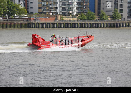 Un haut-débit Rigid Inflatable Boat (RIB) emmène les touristes pour un voyage sur la Tamise près de Wapping dans l'Est de Londres, Royaume-Uni. Géré par London RIB Voyages Banque D'Images