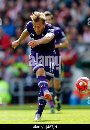 HARRY KANE SHOOTS Sunderland FC V TOTTENHAM HOTS STADIUM OF LIGHT SUNDERLAND ANGLETERRE 13 Septembre 2015 Banque D'Images