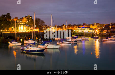 Le port de Folkestone sur la côte du Kent allumé au crépuscule. Banque D'Images