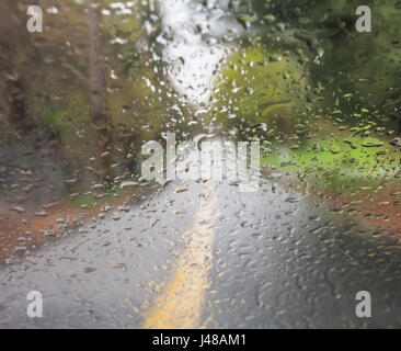 Une route de campagne vu à travers une fenêtre, tachés de pluie Banque D'Images