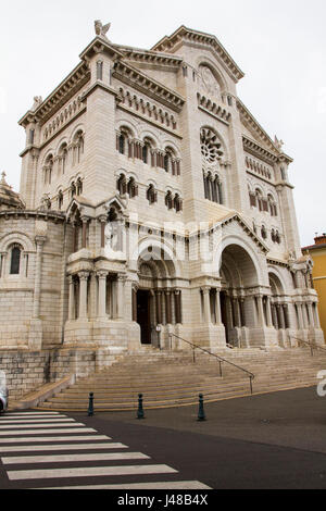 Le style néo-roman 1875 Cathédrale de Monaco abrite les caveaux funéraires des anciens souverains dont le Prince Rainier et la Princesse Grace de Monaco. Banque D'Images