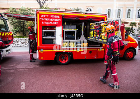 Cette unité d'intervention spécialisée du corps des sapeurs-pompiers de Monaco se préparer à un exercice de sauvetage à Monte Carlo, Monaco. Banque D'Images